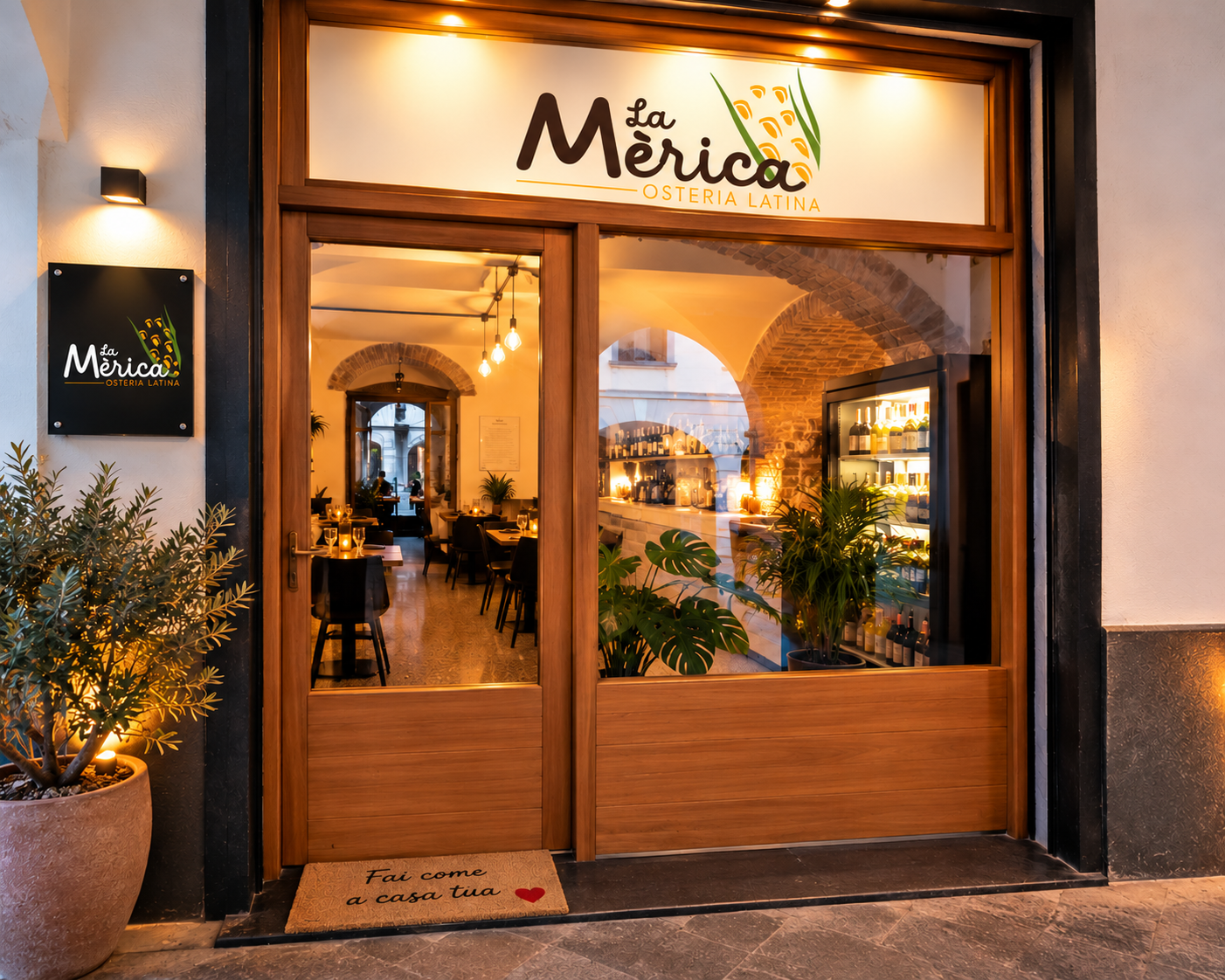 Façade du restaurant La Mèrica Osteria Latina à Chiavari, enseigne lumineuse au-dessus de la porte